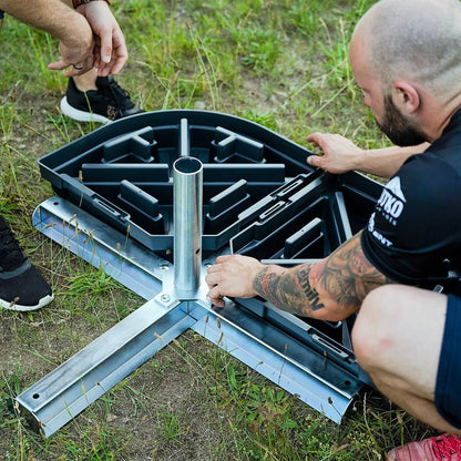 4dílná plastová základna k plnění pískem nebo vodou, upevněná na křížové základně