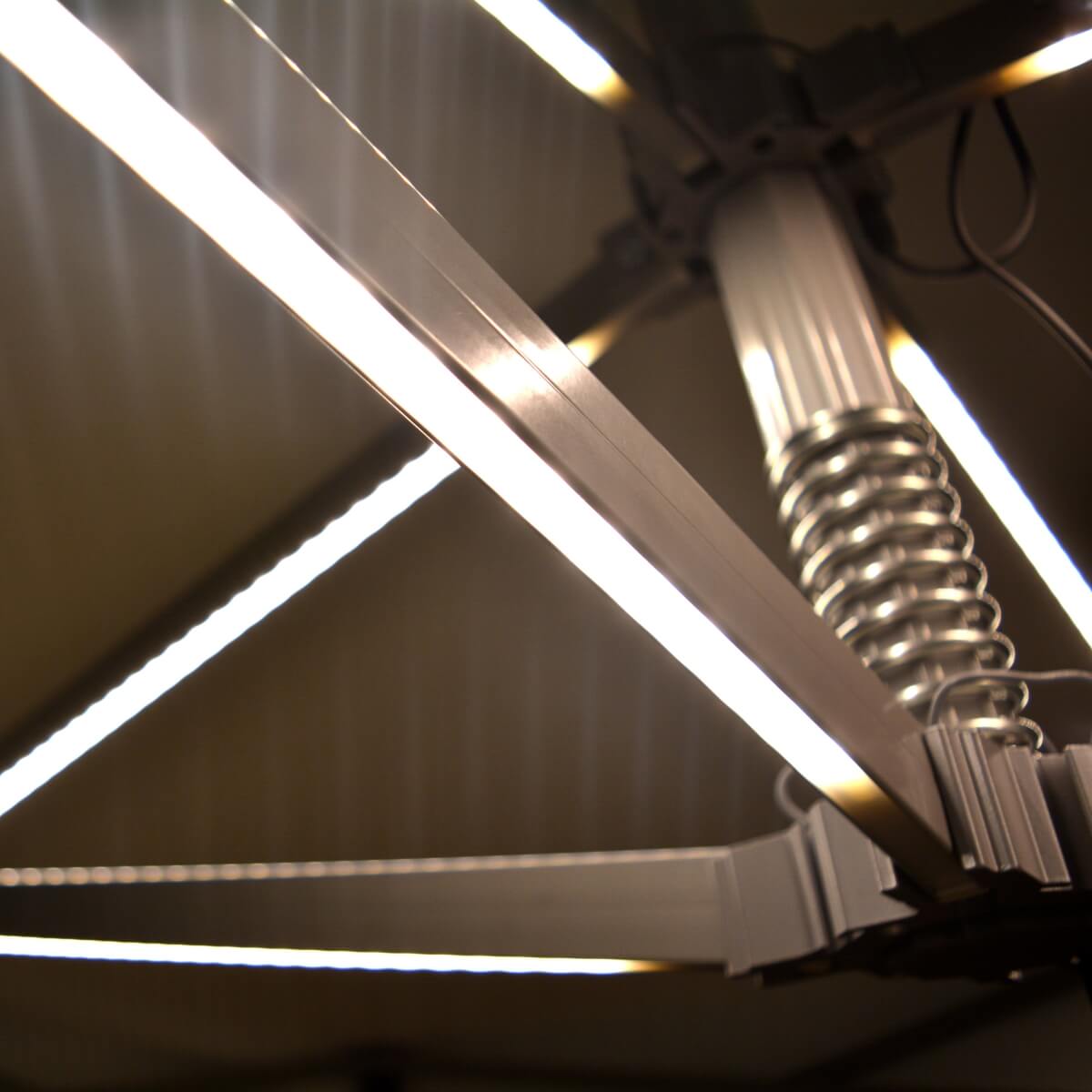 Osvětlení LED integrované přímo do stanové konstrukce
