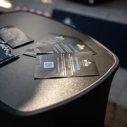 Detail horní desky obdélníkového textilního prezentačního pultu při promo akci
