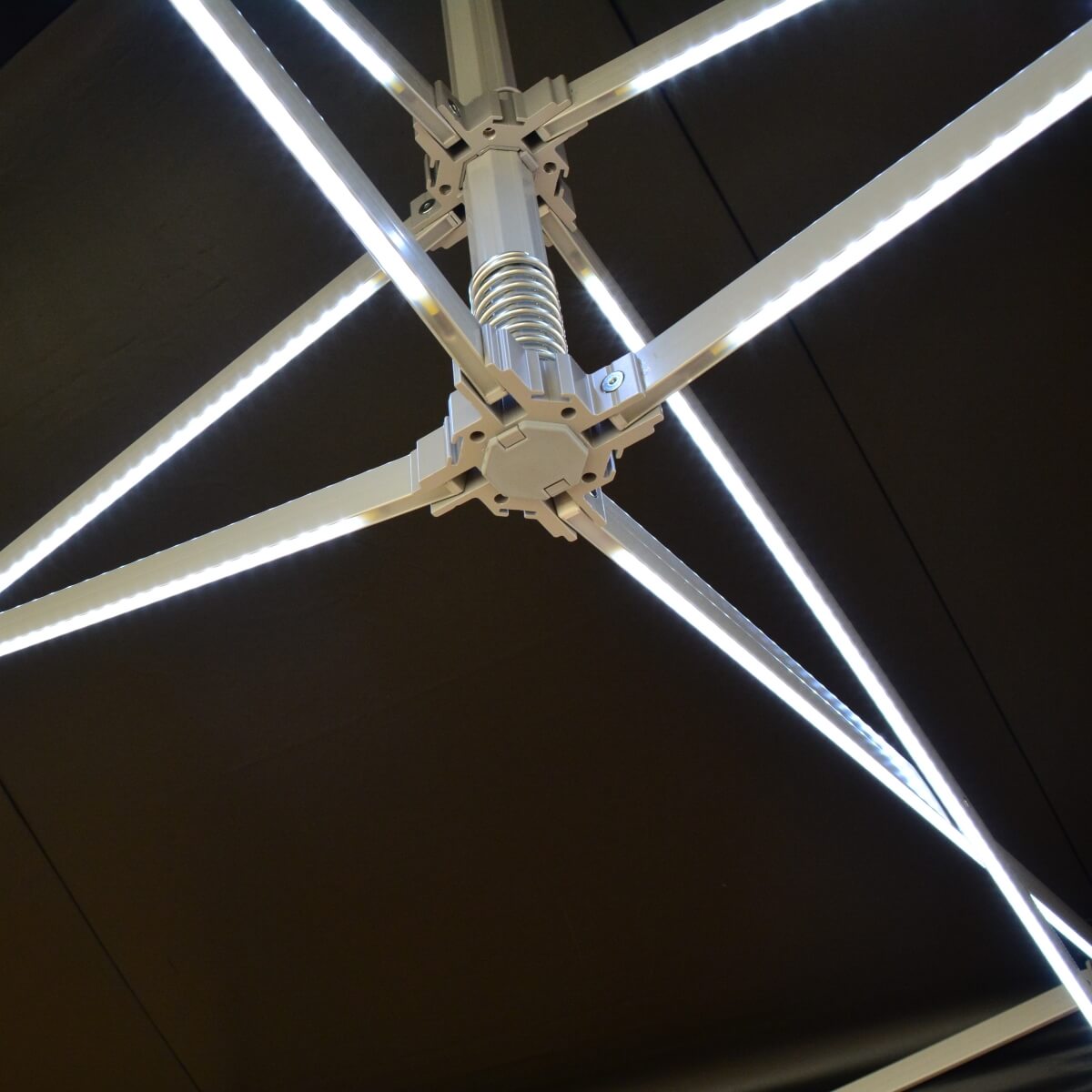 Osvětlení LED integrované přímo do stanové konstrukce