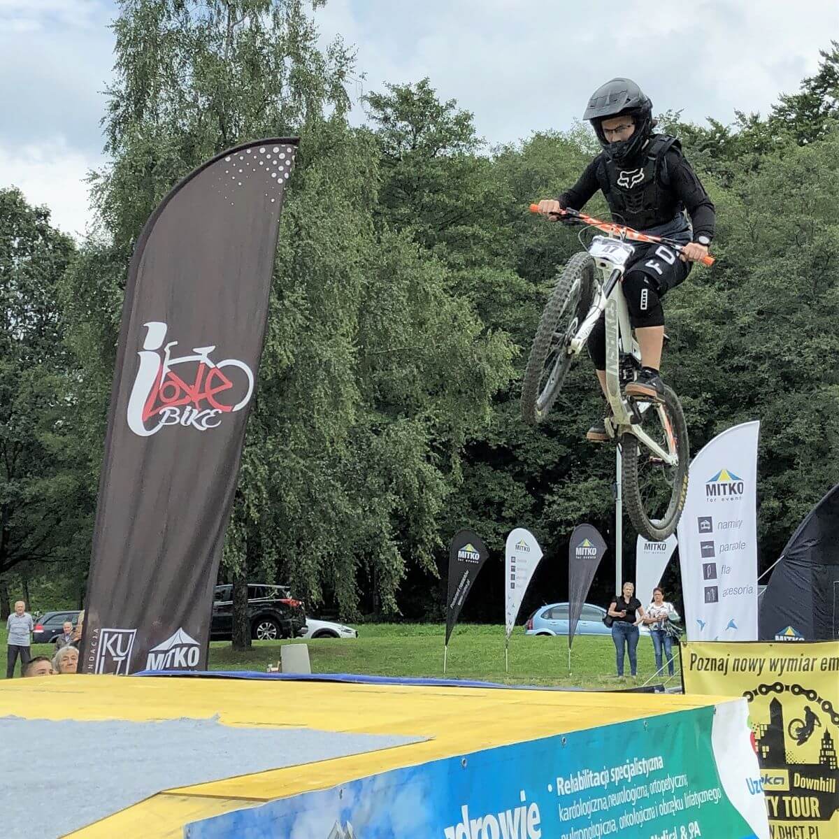 Reklamní vlajka Rider L (80x350 cm) s hliníkovým stožárem